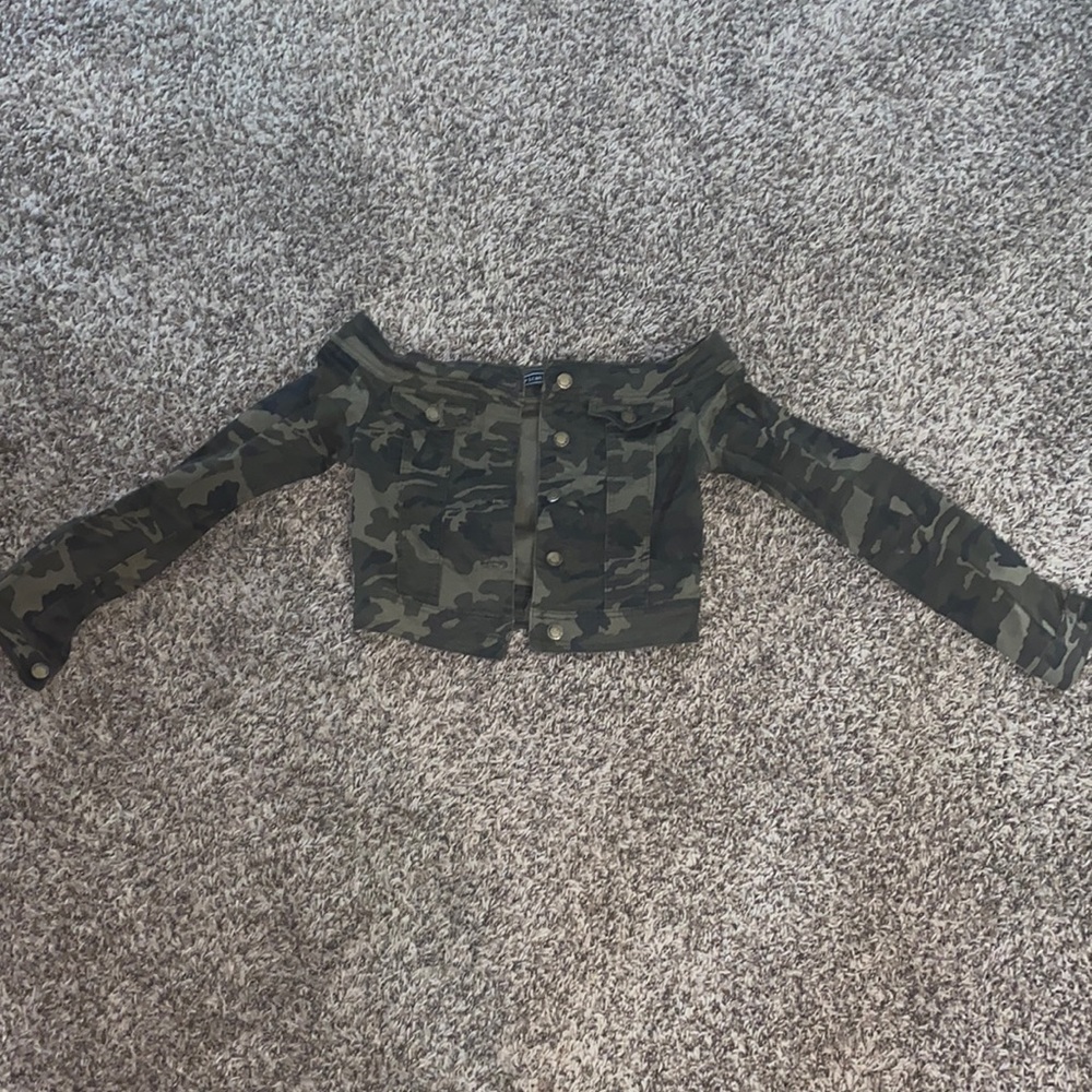 Cropped camouflage jacket